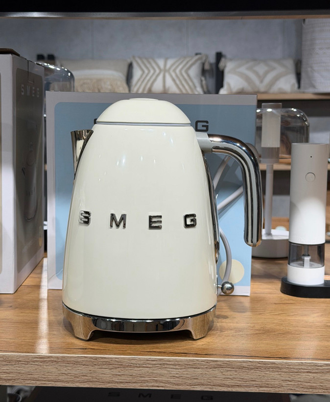 کتری برقی کرم SMEG